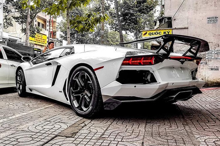 Chiếc Lamborghini Aventador LP700-4 này được xem là có hành tung bí ẩn nhất Việt Nam, khi chủ cũ mua về gần 3 năm mà không hề sử dụng cũng như đăng ký biển số. Phải đến tháng 1/2019, siêu xe này mới lộ diện khi được chủ cũ, là một doanh nhân ở Đà Nẵng bán lại cho công ty nhập khẩu tư nhân quận 5, TP HCM