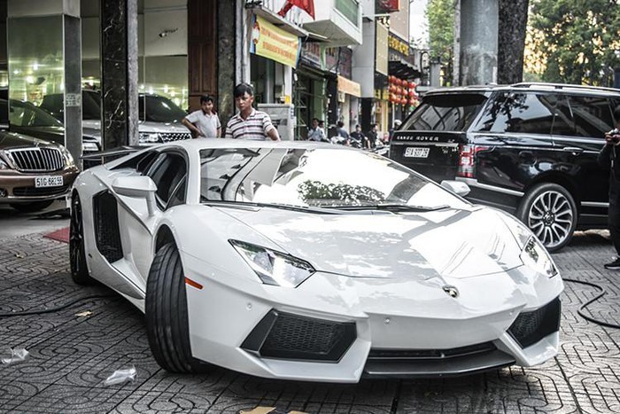 Chiếc siêu xe Lamborghini Aventador LP700-4 bí ẩn nhất Việt Nam được doanh nhân Bình Dương mua lại đã sở hữu cánh gió đuôi bằng sợi carbon hầm hố. Chưa hết, hệ thống ống xả của siêu xe này còn được độ từ chất liệu titanium của IPE cho âm thanh cực khủng
