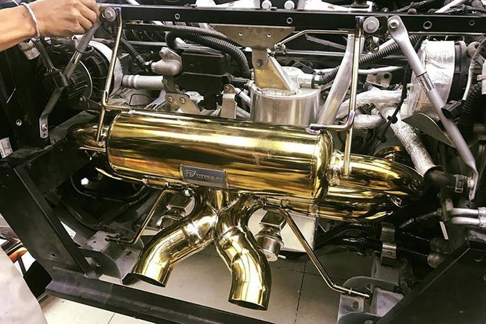 Việc trang bị ống xả độ IPE đã giúp "công lực" của siêu xe Lamborghini Aventador LP700-4 tăng thêm 19,8 mã lực ở công suất lên mức gần 720 mã lực và mô-men xoắn cực đại tăng thêm 42 Nm lên mức 732 Nm