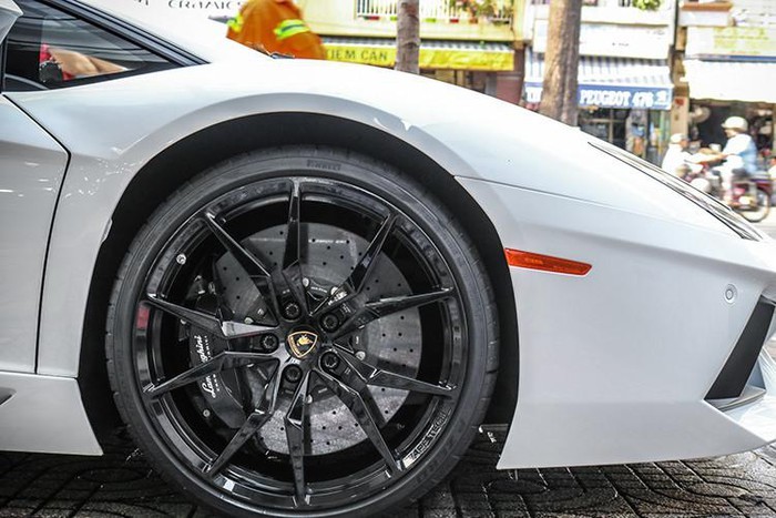 Trước khi chọn mua siêu xe Lamborghini Aventador LP700-4 màu trắng, trong garage của doanh nhân Bình Dương có sự góp mặt của 1 siêu xe khác là Ferrari 488 GTB màu vàng. Điều đáng nói, phải mất gần nửa năm sau khi mua xe, doanh nhân này mới ra được biển số cho Ferrari 488 GTB