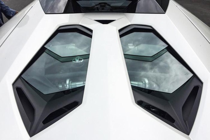 Lamborghini Aventador sử dụng động cơ V12, dung tích 6,5 lít nhưng công suất tối đa được đẩy lên gần 720 mã lực và mô-men xoắn cực đại 732 Nm. Sức mạnh của động cơ vẫn được truyền tới cả bốn bánh thông qua hộp số tự động 7 cấp ISR. Xe có thể tăng tốc từ vị trí xuất phát lên 100 km/h chỉ trong thời gian 2,9 giây trước khi đạt vận tốc tối đa 349 km/