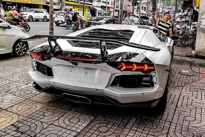 Hiện chưa rõ mức giá bán của chiếc siêu xe Lamborghini Aventador LP700-4 màu trắng mới được doanh nhân trẻ tuổi ở Bình Dương mua lại. Chỉ biết rằng, chiếc xe này được nhập khẩu về Việt Nam từ trước khi luật Thuế tiêu thụ đặc biệt tăng mạnh từ ngày 1/7/2016