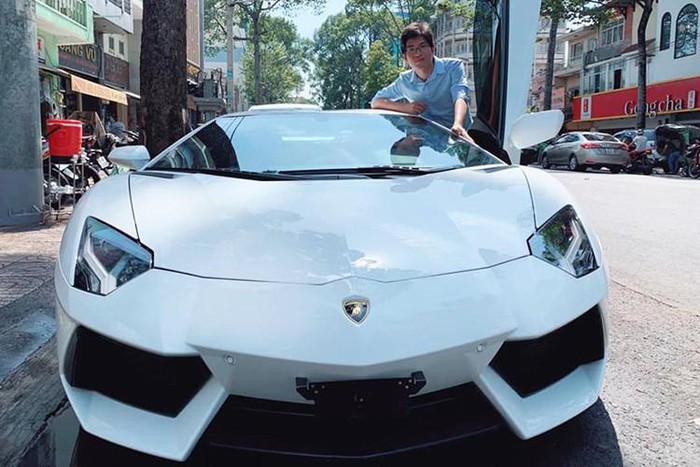 Được biết, giá siêu xe Lamborghini Aventador LP700-4 này được bán ra chính hãng tại Việt Nam khoảng hơn 20 tỷ đồng, tuy nhiên do sở hữu gói độ "khủng" nên mức giá của nó còn có thể cao hơn rất nhiều