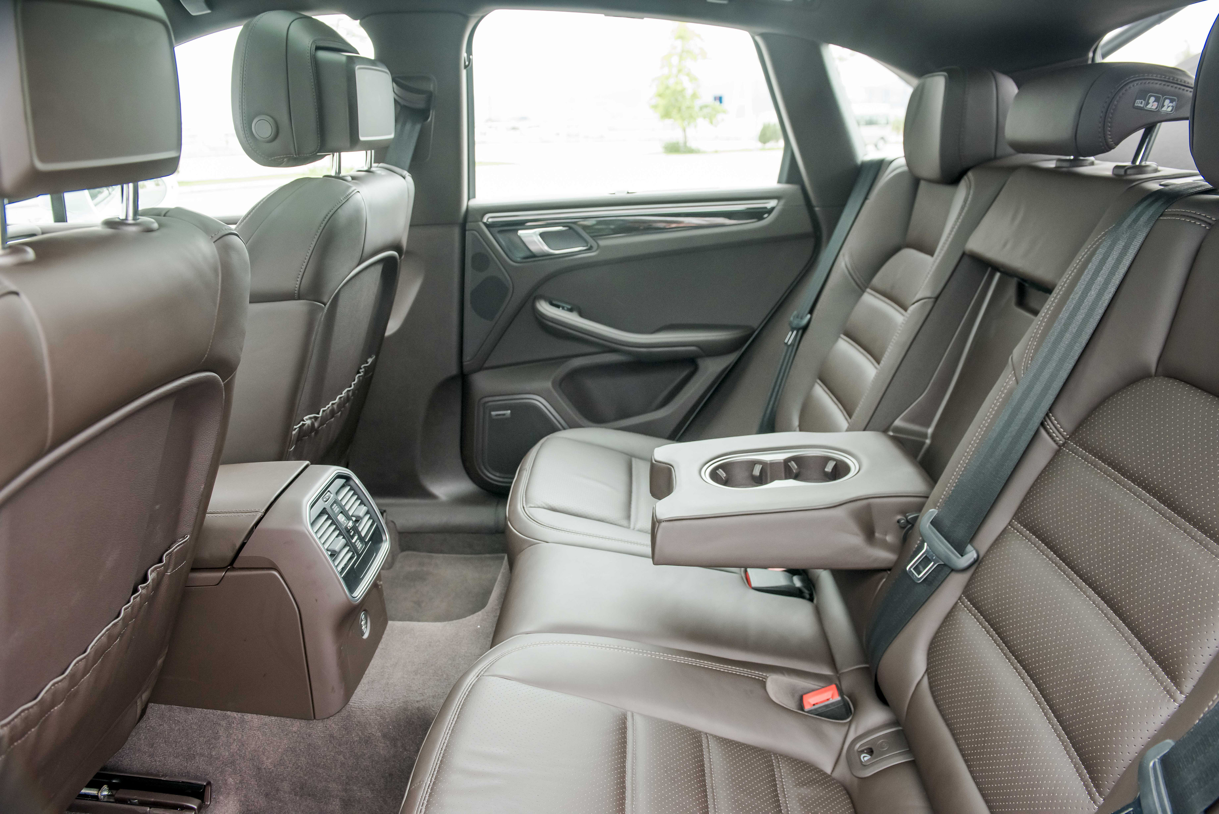 Khoảng không gian phía sau với các trang bị tương tự như trên bản cơ sở