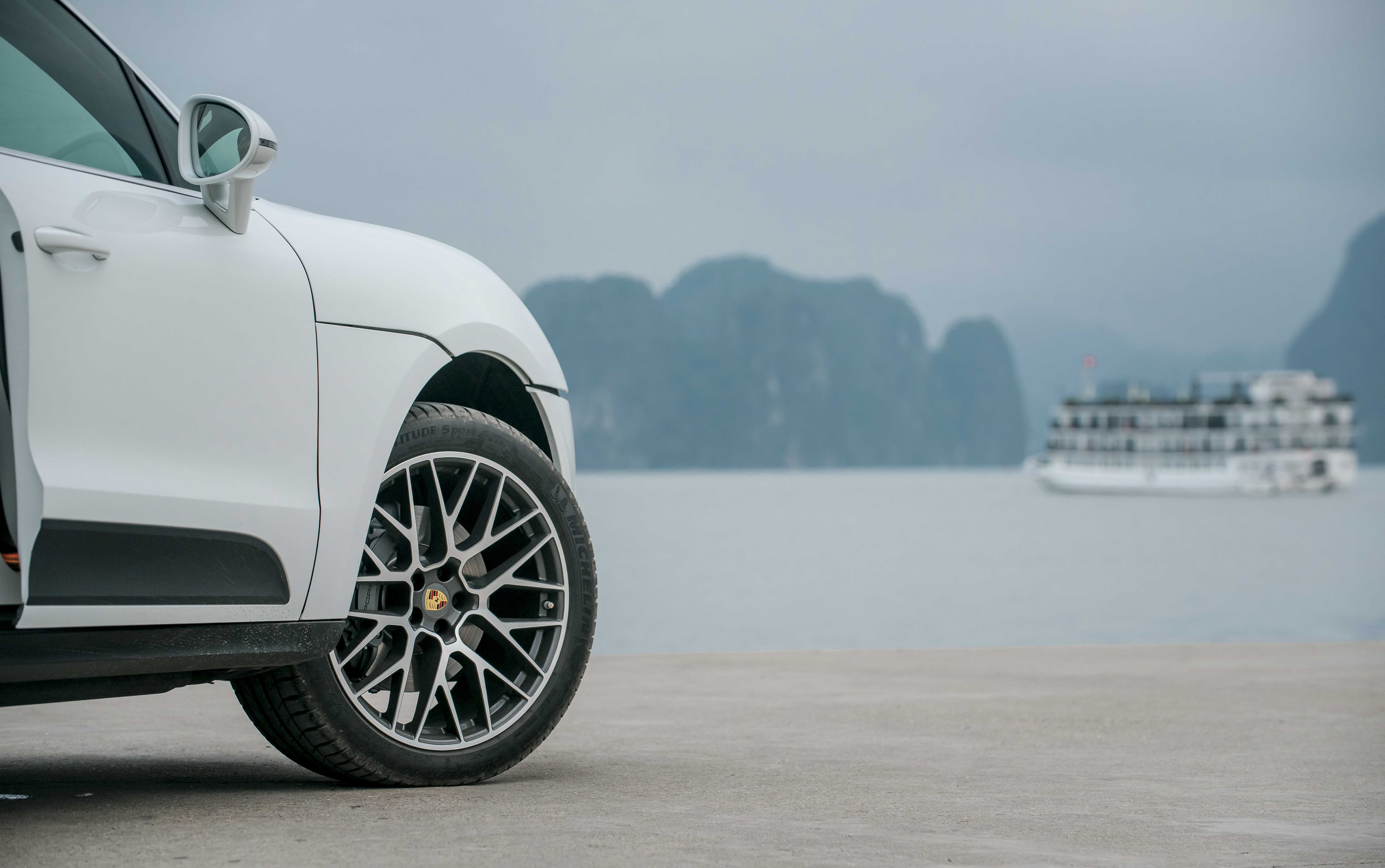 Xe được trang bị bộ mâm 21 inch kiểu RS Spyder. Đây là tuỳ chọn thêm với giá hơn 250 triệu đồng