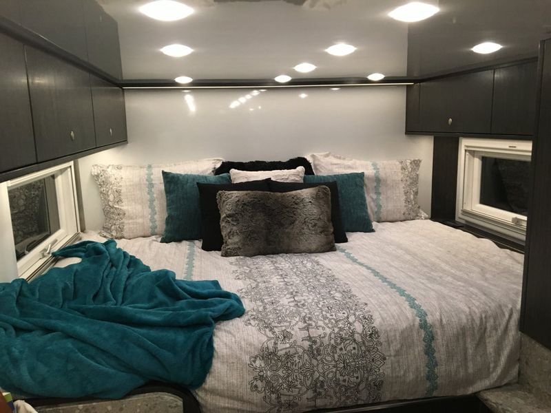 Với không gian nội thất rộng rãi, Patagonia đem đến cho khách hàng đầy đủ các trang bị tiện nghi như phòng khách (có thể gấp xuống thành một phòng ngủ mini), phòng ngủ lớn, phòng bếp, phòng vệ sinh và cả một khoang chứa xe thô sơ như xe máy