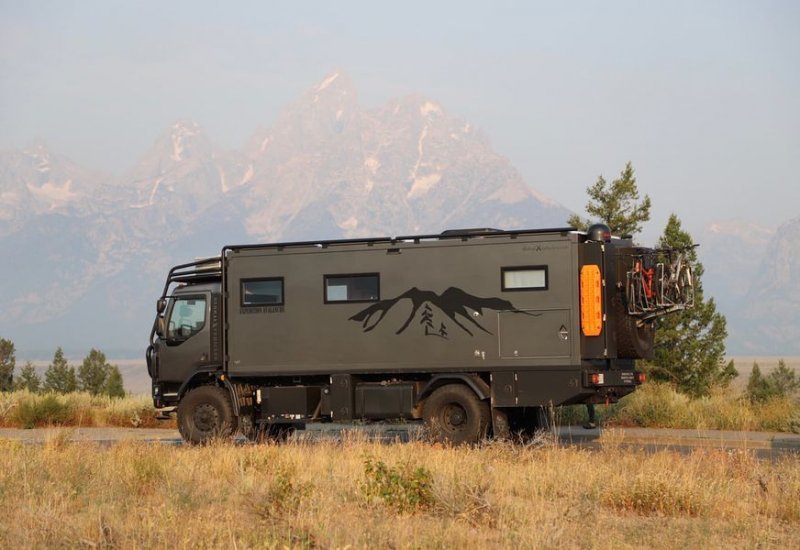 Nếu chỉ nhìn bề ngoài, chắc hẳn ai cũng sẽ thấy nó chẳng có nhiều sự khác biệt so với các mẫu xe tải chở hàng thông thường, thô cứng và chẳng mấy ưa nhìn