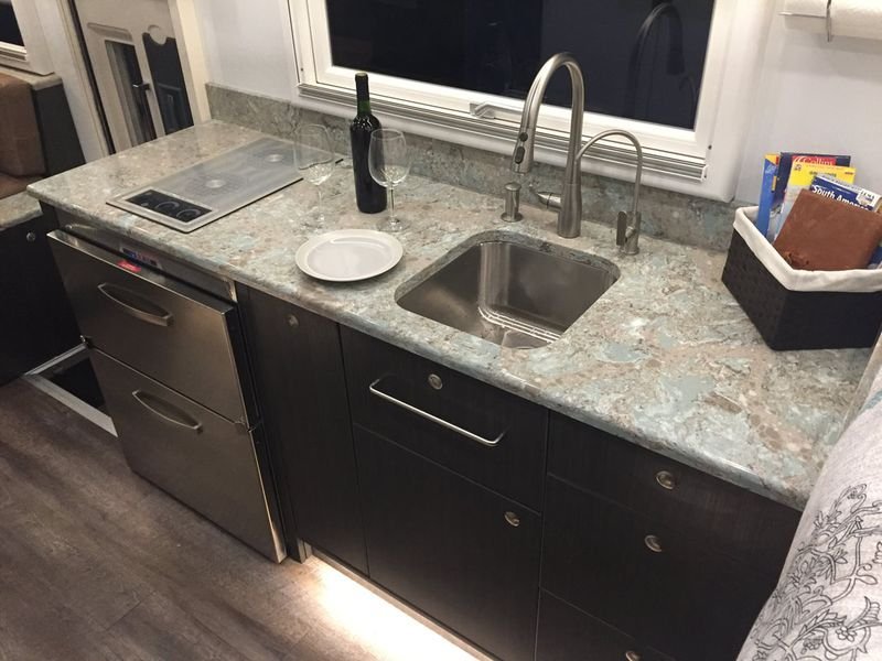 Bồn rửa tay và các ngăn chứa đồ trong khoang bếp của Patagonia