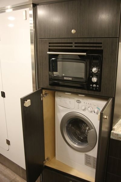 Máy giặt và lò vi sóng được giấu gọn gàng ở một góc nhằm tối ưu hoá diện tích của xe