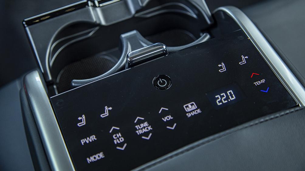 Nhiều nút bấm cơ bị loại bỏ và thay vào đó là loạt nút bấm cảm ứng hiện đại - Ảnh: Dep.com.vn