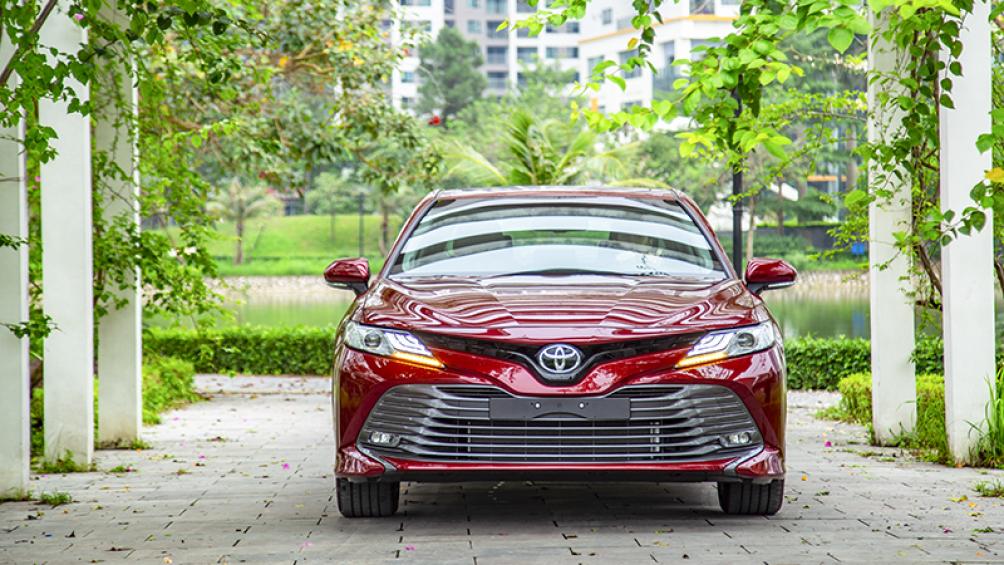 Toyota Camry 2019 sở hữu thiết kế trẻ trung và thể thao với cụm lưới tản nhiệt lớn tạo hình chữ V, bên dưới là các nan ngang xếp tầng tạo cảm giác thoáng rộng cho phần đầu xe - Ảnh: Dep.com.vn