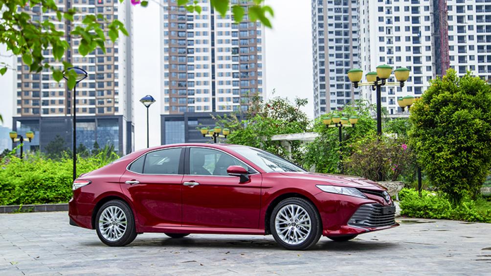 So với phiên bản hiện được bán tại Việt Nam, Toyota Camry 2019 có không gian nội thất rộng hơn với chiều dài cơ sở được tăng thêm 48mm - Ảnh: Dep.com.vn