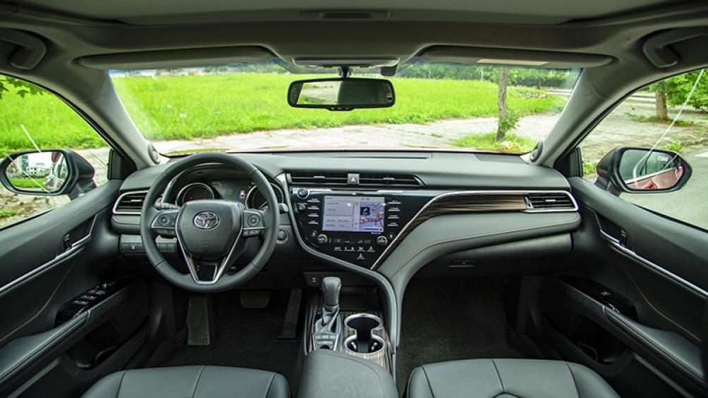 Bên trong nội thất, các ghế ngồi đều được bọc da, ghế lái chỉnh điện 8 hướng, khóa thông minh điều khiển từ xa - Ảnh: Dep.com.vn