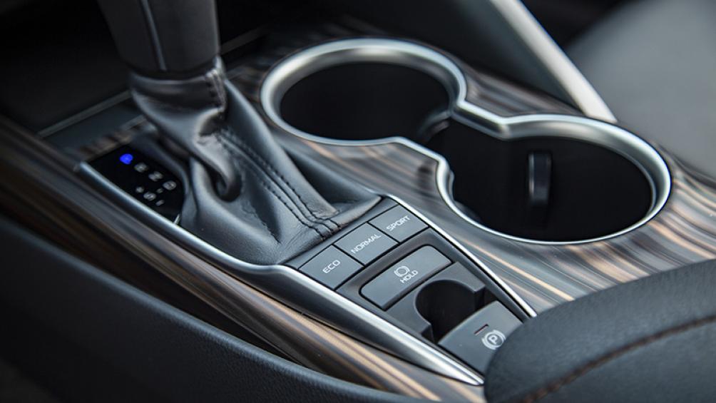 Nhiều khả năng, Toyota Camry 2019 tại Việt Nam sẽ sử dụng hộp số tự động 8 cấp mới. Đi kèm với đó là phanh tay điện tử - Ảnh: Dep.com.vn