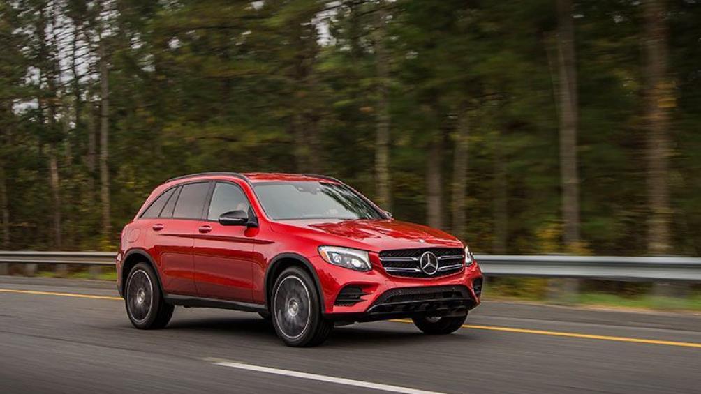 Mercedes-Benz GLC 2019 sử dụng động cơ tăng áp 2.0 lít cho công suất tối đa 241 mã lực. Giá bán tại Việt Nam từ 1,699 - 2,289 tỷ đồng.