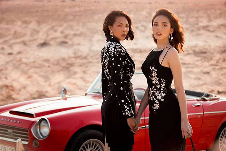 Bên cạnh đó, Datsun 1600 Convertible còn làm nổi bật hơn các bộ trang phục dành cho phải đẹp của nhà thiết kế Lê Thanh Hòa tạo ra