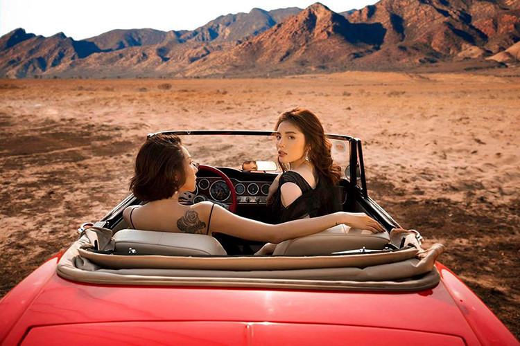 "Cặp đôi" này đi chu du tới một miền đất lạ cùng chiếc xe mui trần cổ "hàng hiếm" Datsun 1600 Convertible