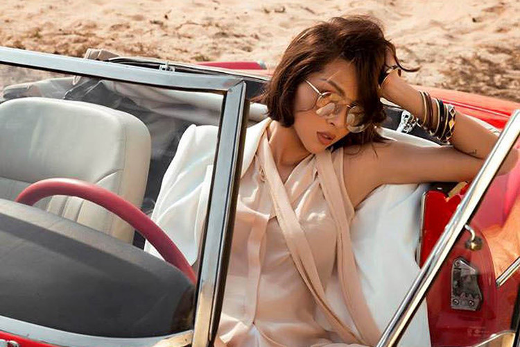 Trong bộ ảnh, Kỳ Duyên và Minh Triệu mặc các bộ trang phục do nhà thiết kế Lê Thanh Hòa giới thiệu gần đây, mang phong cách nữ tính gợi cảm, tinh tế và cũng lịch lãm sang trọng