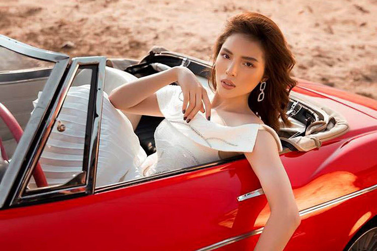 Đáng chú ý là chiếc Datsun 1600 Convertible màu đỏ xuất hiện giữa đồi cát càng làm tăng thêm vẻ đẹp cho Kỳ Duyên và Minh Triệu