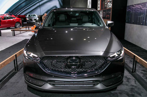 Để trấn an những người vẫn còn bị hoang mang tâm lý bởi vụ bê bối khí thải Dieselgate của Volkswagen, Mazda cho biết hãng đã làm việc chặt chẽ với tất cả các cơ quan liên bang và tiểu bang để đảm bảo rằng động cơ Skyactiv-D trên CX-5 đáp ứng được các tiêu chuẩn khí thải cần thiết ở Mỹ