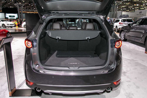 Trong khi đó, phiên bản Signature máy xăng cao cấp của CX-5 cũng chỉ có giá 37.935 USD (đã bao gồm phí vận chuyển)