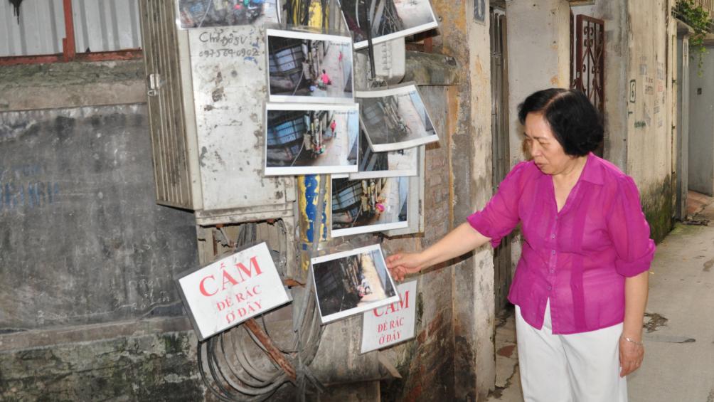Bà Hoàng Thanh Mai, Tổ trưởng tổ dân phố số 22, phường Dịch Vọng hậu thường xuyên kiểm tra và "bổ sung" những gương mặt vi phạm nếu có