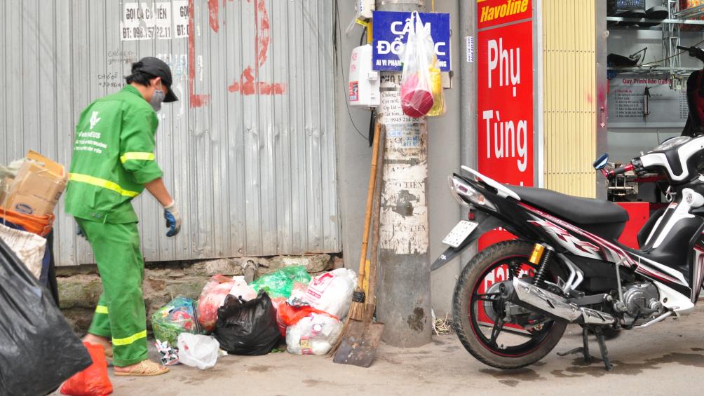 Ở Hà Nội, không phải ngõ phố nào cũng có điều kiện lắp camera để "bêu tên" người vi phạm, chính vì vậy, rác thải được chất đống, bừa bãi ở nhiều nơi
