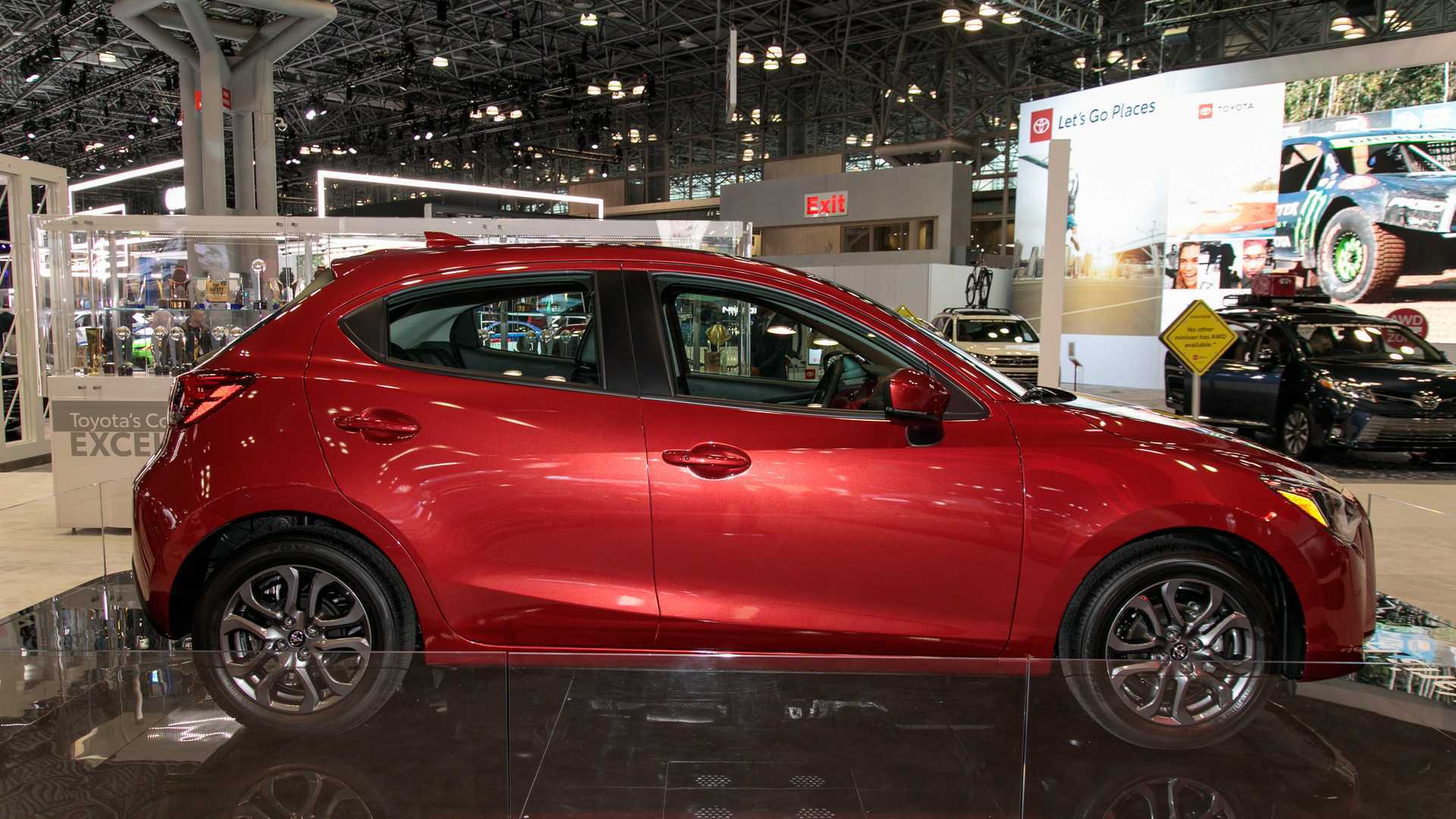 Khi tín hiệu cảnh báo được phát đi mà người lái không phản ứng, xe sẽ tự động phanh,...