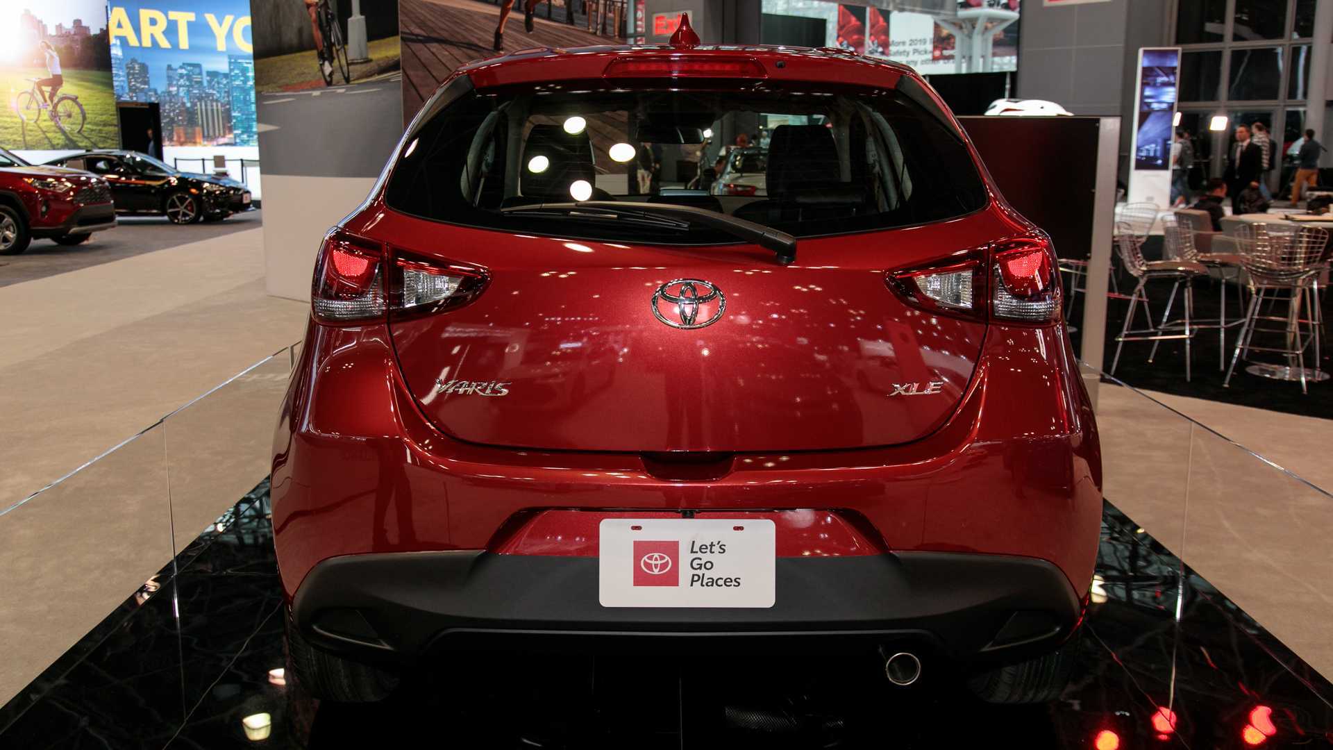 Các trang bị an toàn theo tiêu chuẩn trên thế hệ mới bao gồm: camera lùi, hệ thống cảnh báo va chạm phía trước khi xe di chuyển với tốc độ thấp