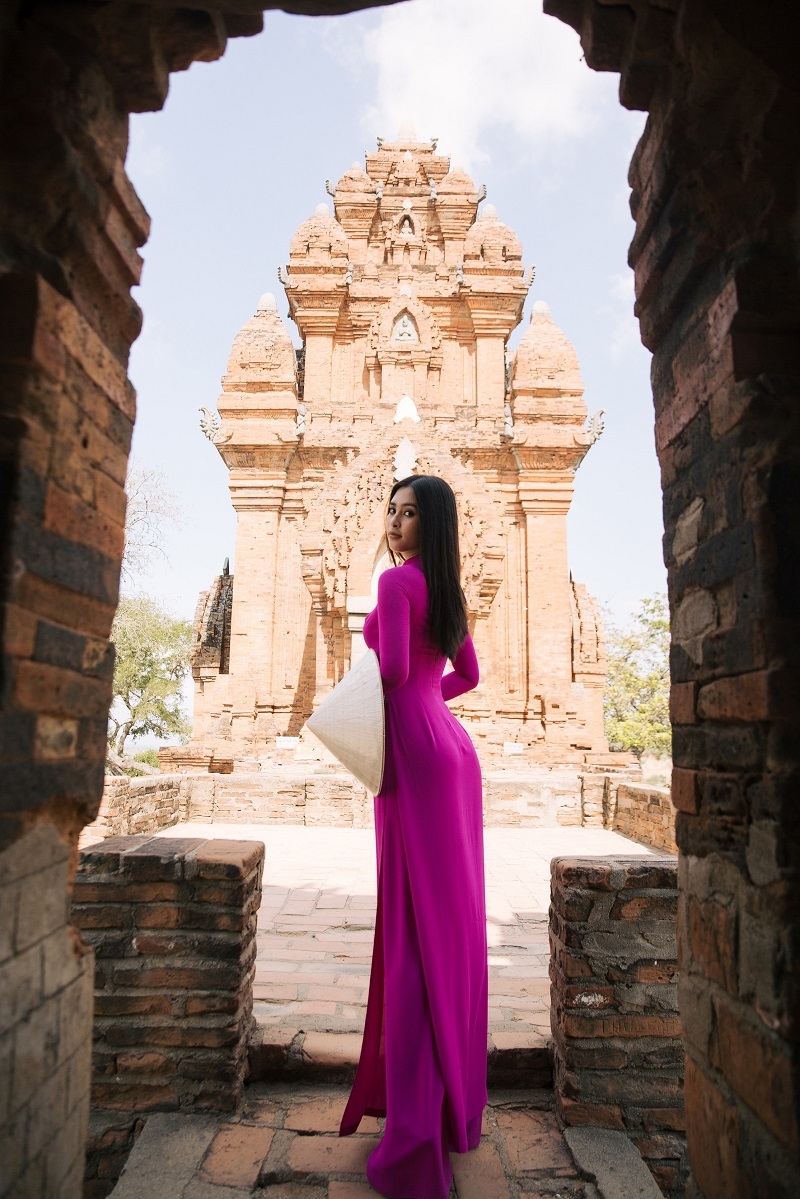 Mới đây, Hoa hậu Tiểu Vy đã cùng hai á hậu Phương Nga và Thúy An đã tới vùng đất Ninh Thuận nắng gió với vai trò đại sứ lễ hội Nho vang 2019.