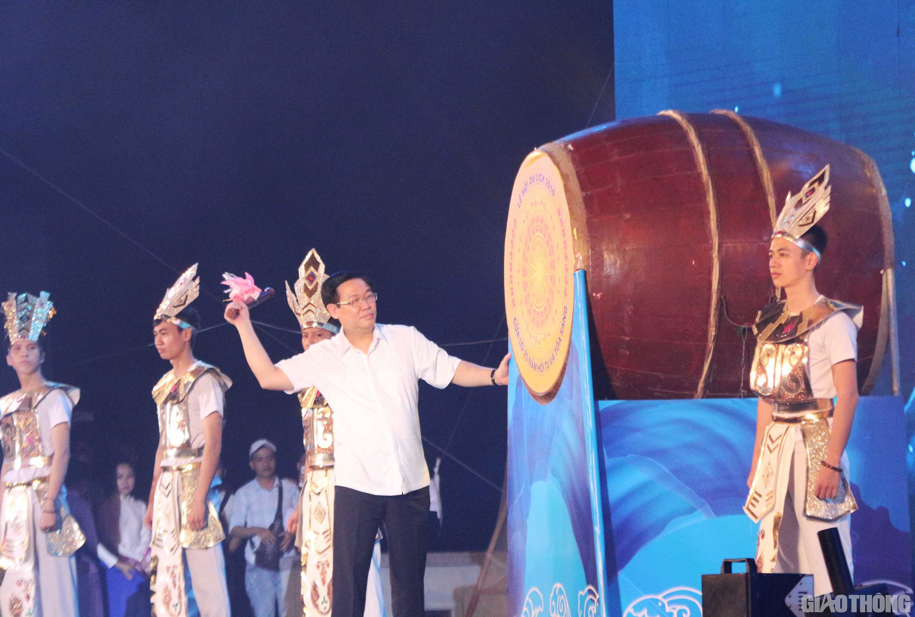 Phó Thủ tướng Chính phủ Vương Đình Huệ đánh trống khai hội Lễ hội Du lịch Cửa Lò năm 2019