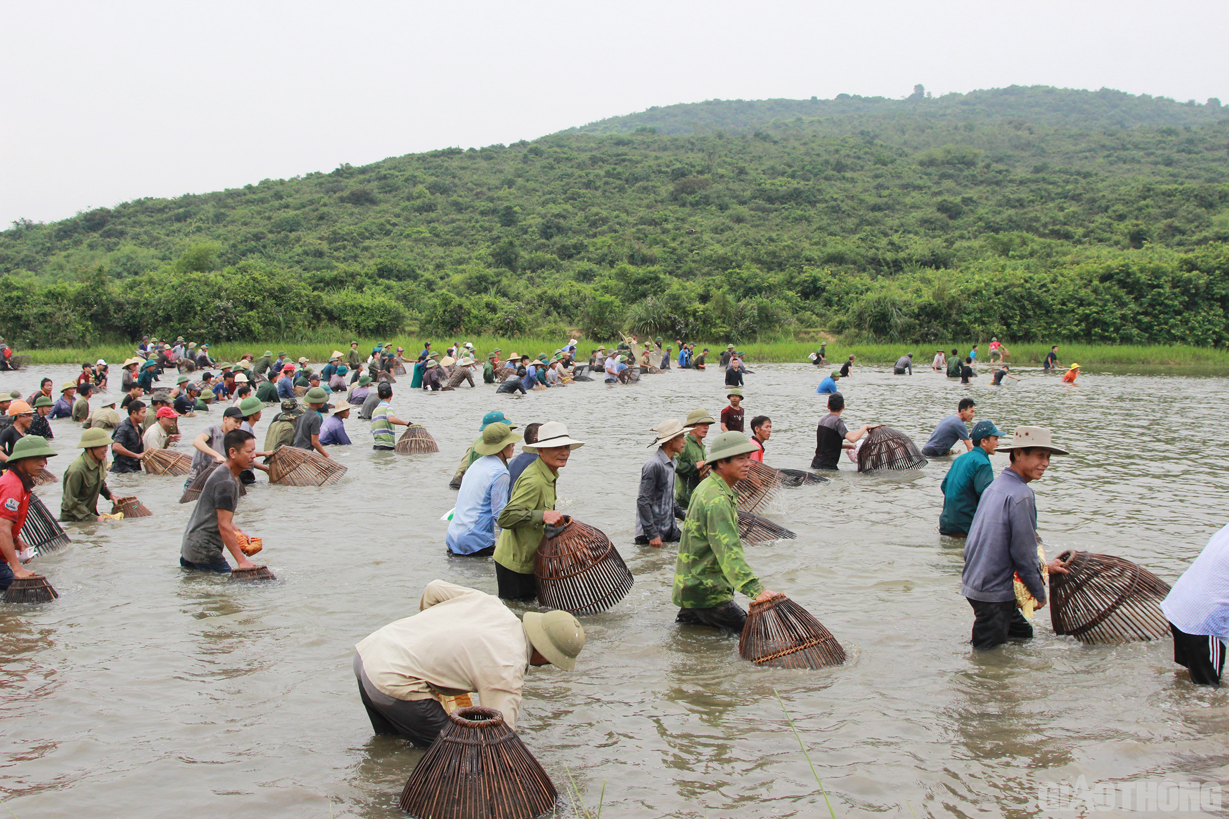 Sáng 28/4, hàng trăm người dân địa phương và vùng lân cận đã mang theo các loại dụng cụ như: nơm, vó, lưới, nhủi, vợt, rớ… kéo về khu vực đầm Vực ở xã Xuân Viên, huyện Nghi Xuân, tỉnh Hà Tĩnh tham gia lễ hội đánh cá Đồng Hoa (hay còn gọi là lễ hội đánh cá Vực Rào).