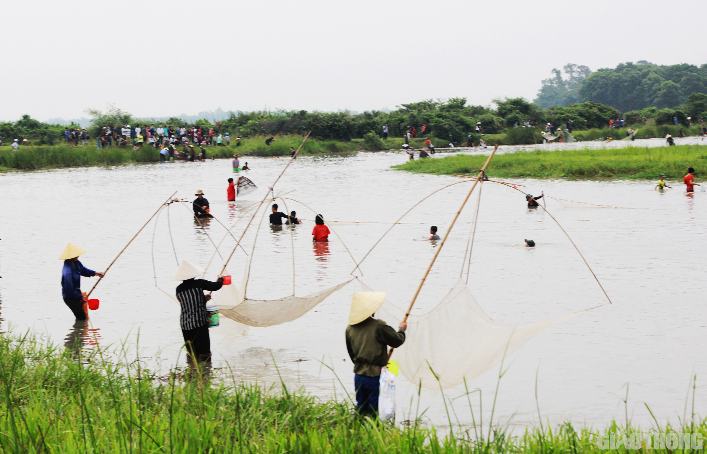 Đầm Vực có chiều dài 1 km với diện tích khoảng 30ha, nằm dưới chân dãy núi Hồng Lĩnh, có nhiều loài cá nước ngọt sinh trưởng.
