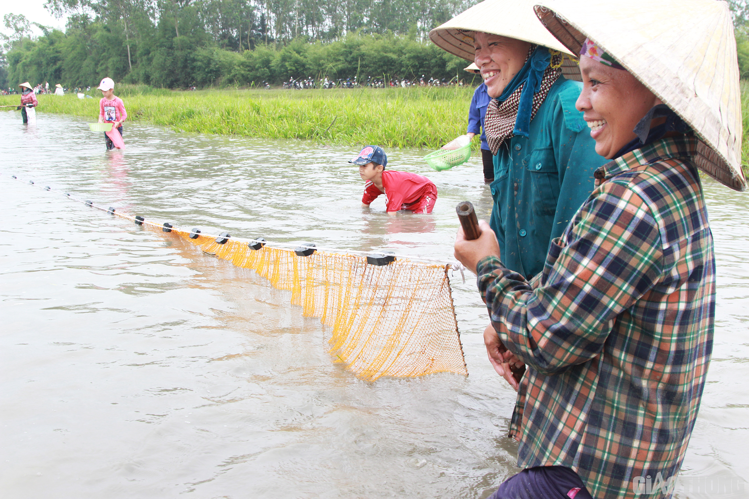 Để đánh bắt được cá, người dân phải dầm mình dưới nước một thời gian lâu trên cái nắng như đổ lửa của miền Trung. Việc đánh bắt tuy vất vả nhưng ai cũng háo hức