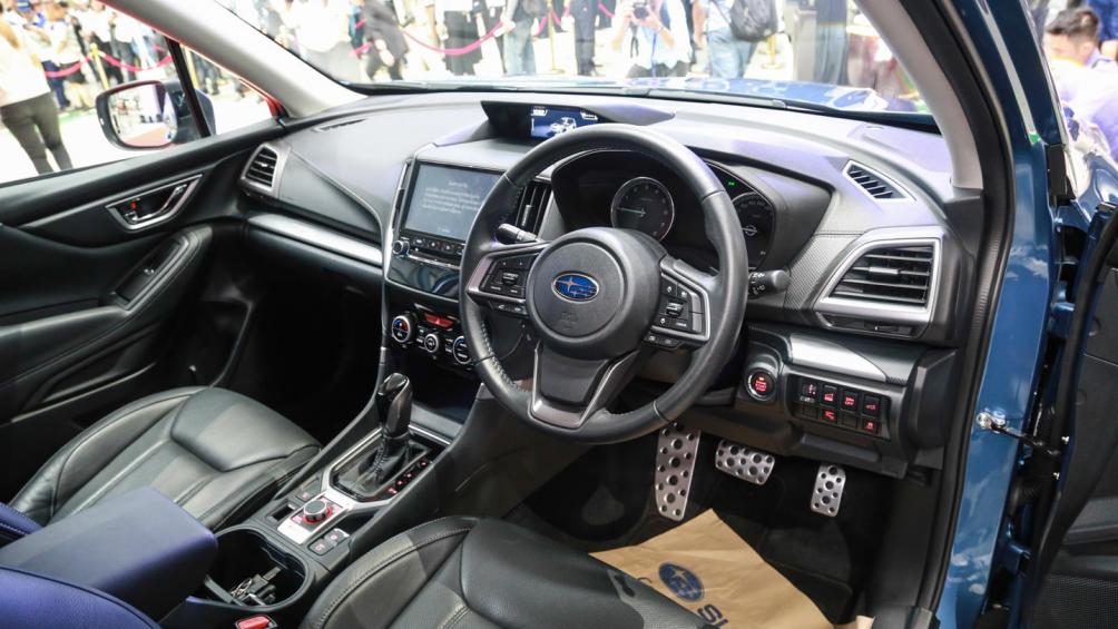 Khoang ca-bin, ghế ngồi được thiết kế đặc biệt, nổi bật với đường khâu màu cam tương phản, tay lái đi kèm với lẫy chuyển số, cụm đồng hồ kĩ thuật với màn hình thiết kế thể thao...