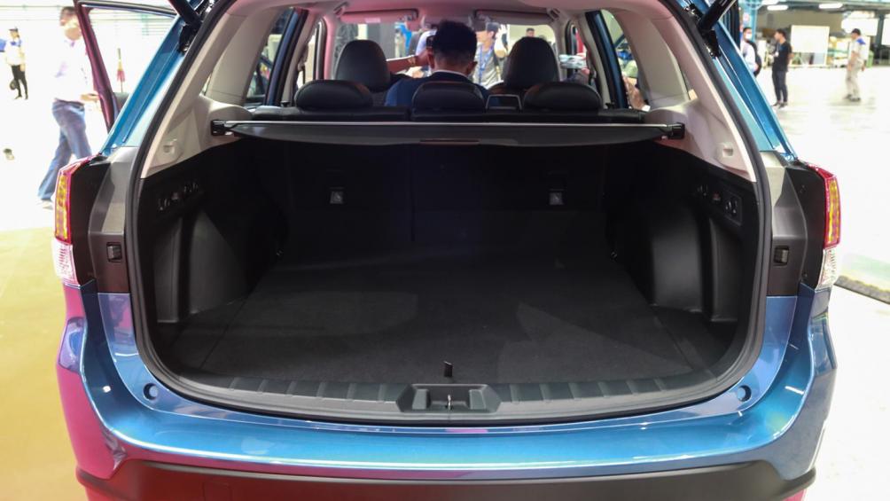 Subaru Forester 2019 có không gian hai hàng ghế rộng rãi, thể tích khoang hành lý 1.003 lít và mở rộng lên 2.155 lít khi gập hàng ghế sau với một lẫy gạt. Đây là một trong những mẫu xe có khoang chứa đồ lớn nhất phân khúc