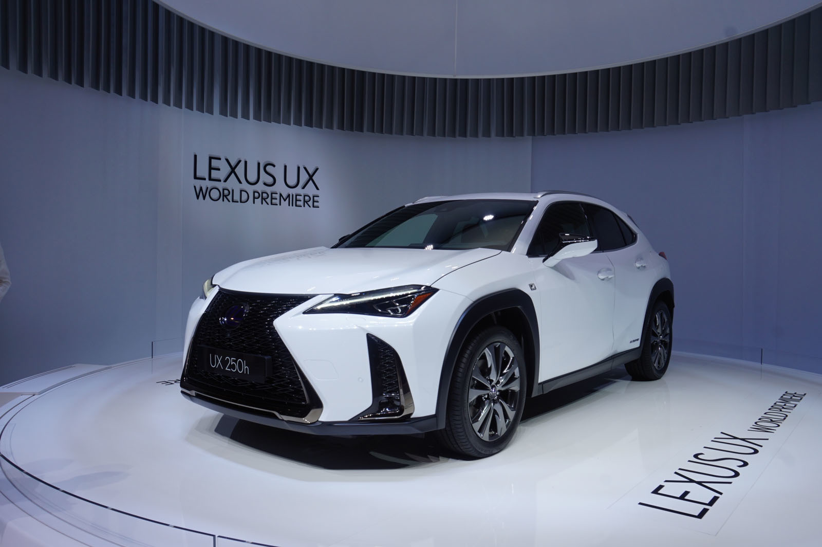 1. Lexus UX 2019 (giá khởi điểm: 32.000 USD)