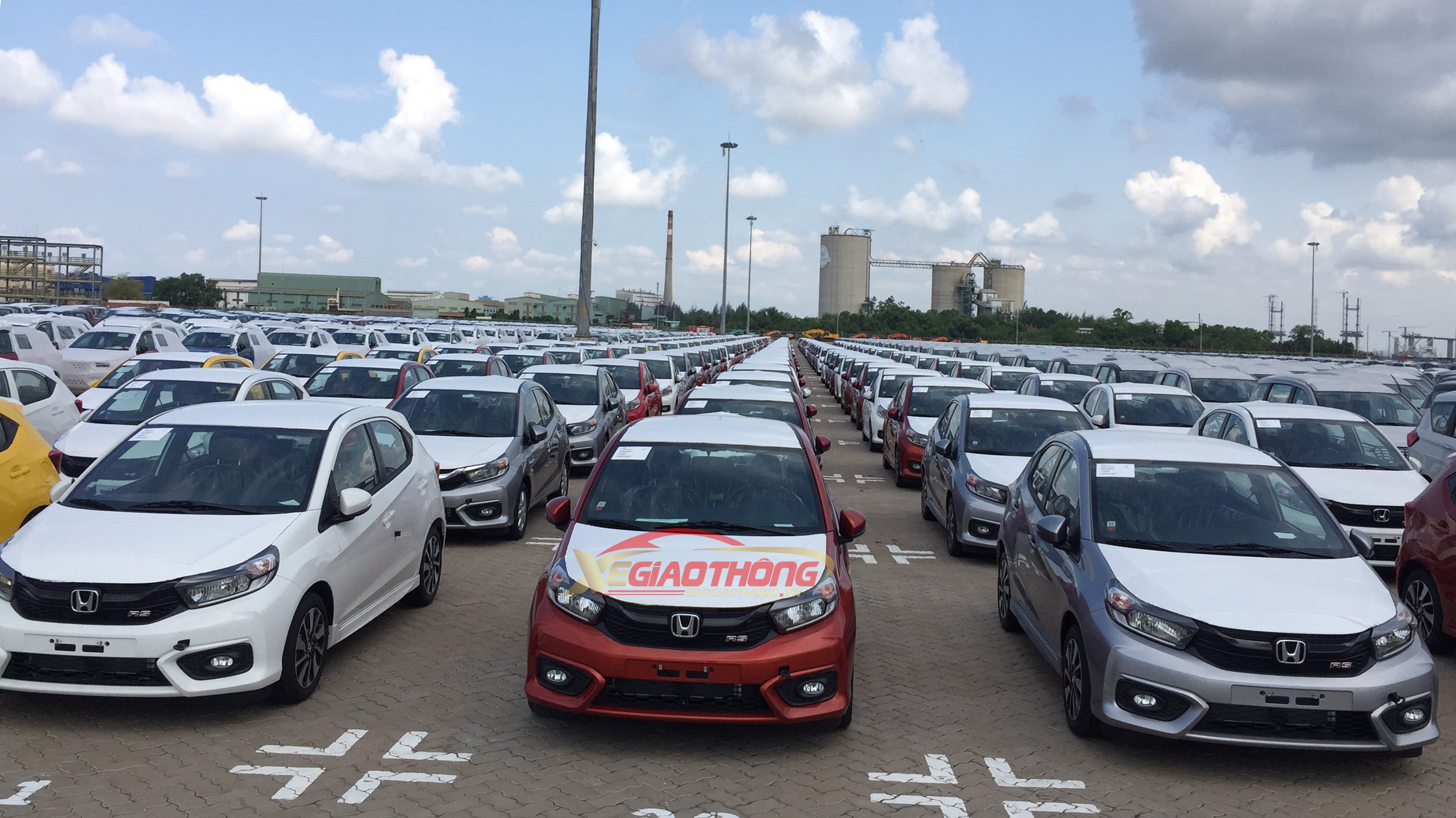 Đối với lô xe đầu tiên này, Honda Việt Nam (HVN) nhập khẩu tổng cộng 390 xe với 194 xe xuống cảng khu vực phía Nam