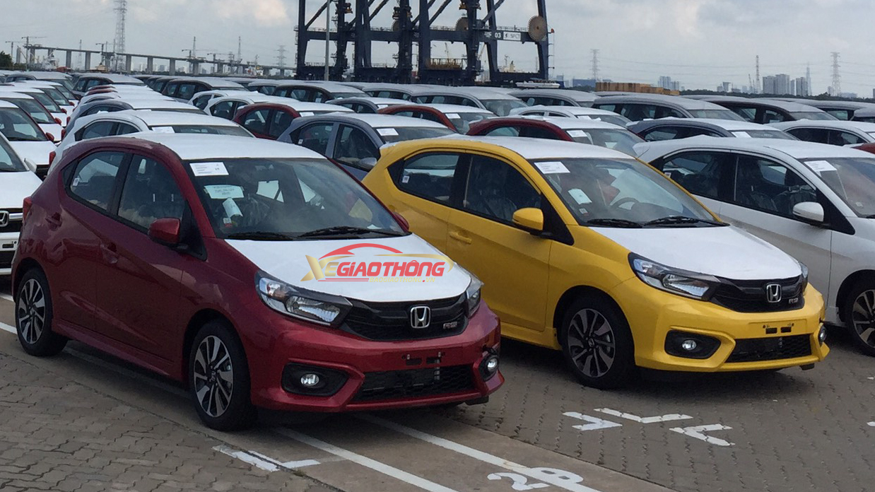 Tại Indonesia, Honda Brio 2019 có ngoại thất được trang bị đèn pha trước, đèn sương mù sử dụng bóng halogen, đèn sau LED, gương chiếu hậu tích hợp đèn báo rẽ
