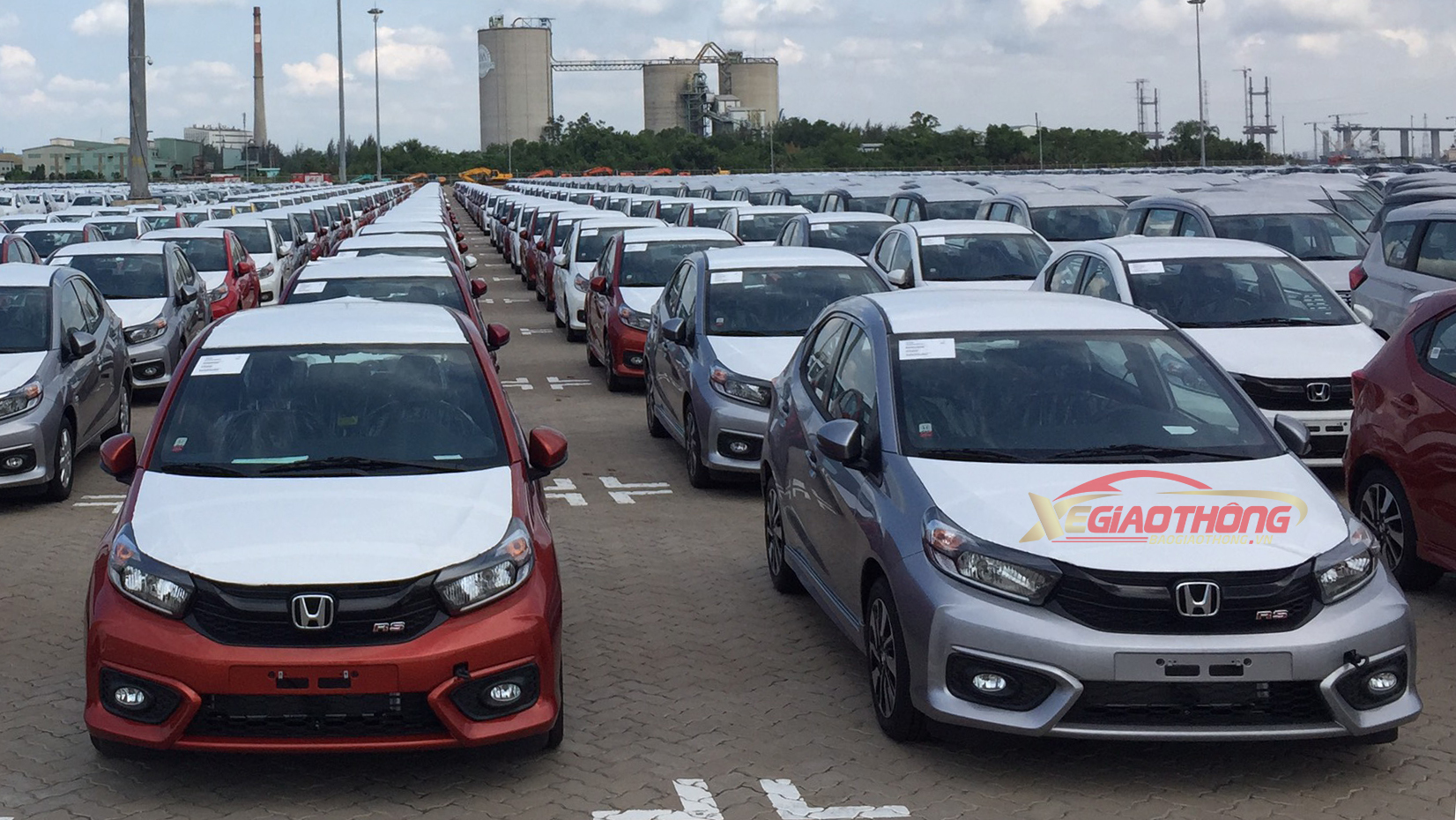 Bên trong khoang nội thất, bản cao cấp sử dụng màn hình cảm ứng 6,1 inch, điều hòa tự động, ghế da, vô-lăng 3 chấu trợ lực điện tích hợp các phím bấm chức năng (trên phiên bản RS)