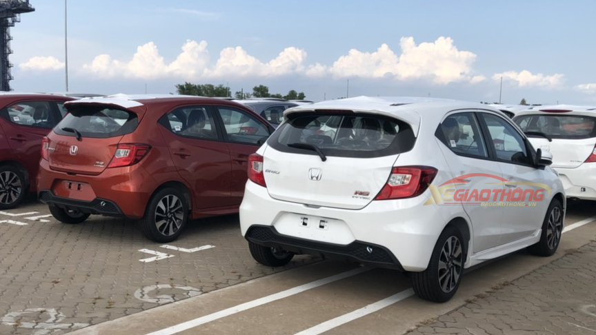 Là mẫu xe cỡ nhỏ, giá rẻ nên trang bị an toàn trên Honda Brio ở mức tương đối cơ bản với hệ thống phanh chống bó cứng phanh ABS, phân bổ lực phanh điện tử EBD, 2 túi khí