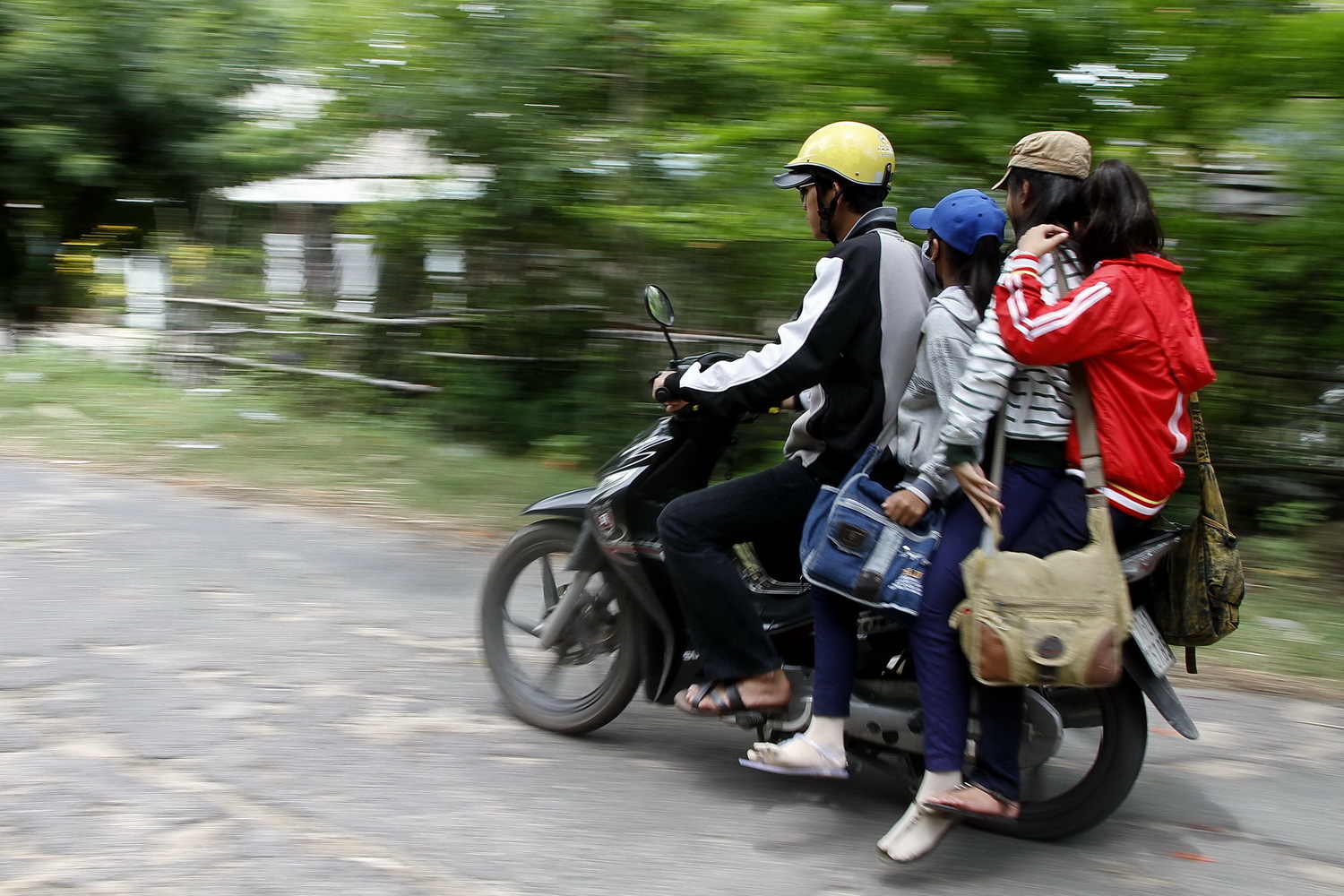 Chở trọng tải vừa phải: Khi bạn chở trên xe một trọng lượng quá lớn, động cơ sẽ phải hoạt động “vất vả” hơn và điều này dẫn đến việc tiêu tốn nhiên liệu nhiều hơn. Do đó, bạn nên giữ cho xe một trọng tải vừa phải