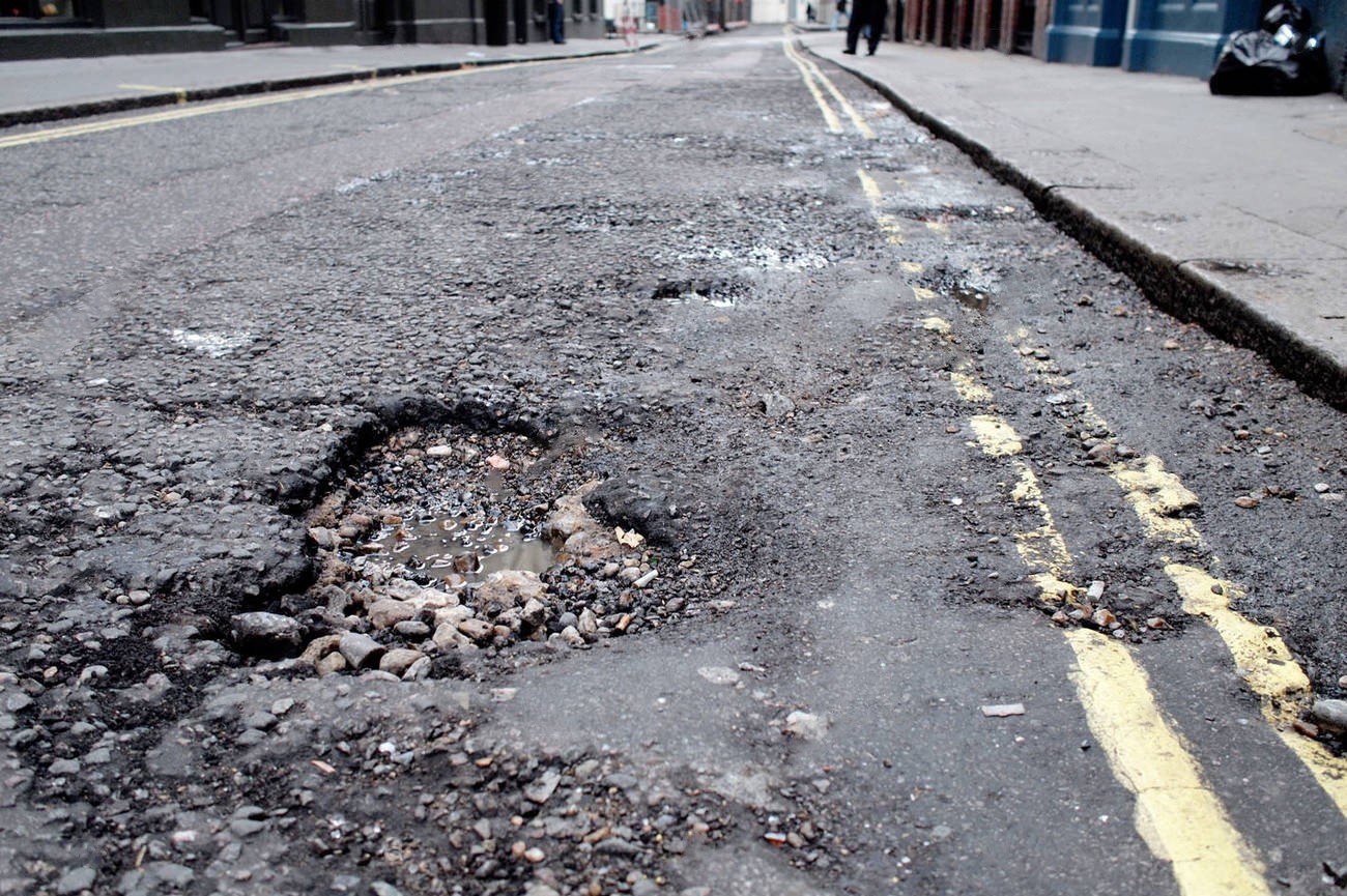 Tránh những ổ gà khi đi trên đường: Những ổ gà, ổ voi trên đường đi sẽ khiến động cơ xe bị tổn thương, vận tốc thay đổi đột ngột, tay ga bị giảm nhanh khiến nhiên liệu bị tiêu tốn nhiều hơn. Do đó, khi đi đường, các bạn hãy chú ý tránh các ổ gà, ổ voi để vừa giúp bảo vệ tuổi thọ của xe vừa tiết kiệm nhiên liệu.