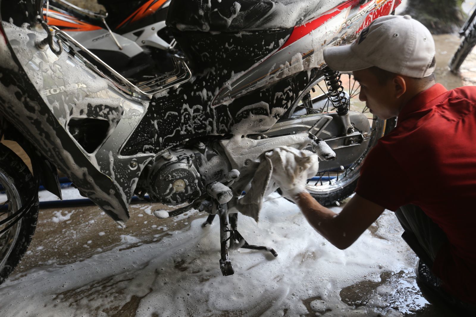 Thường xuyên vệ sinh, lau chùi xe: Việc vệ sinh xe máy thường xuyên không chỉ giúp xe bạn sạch đẹp mà còn giúp cho các bộ phận của xe hoạt động tốt, tránh hao xăng