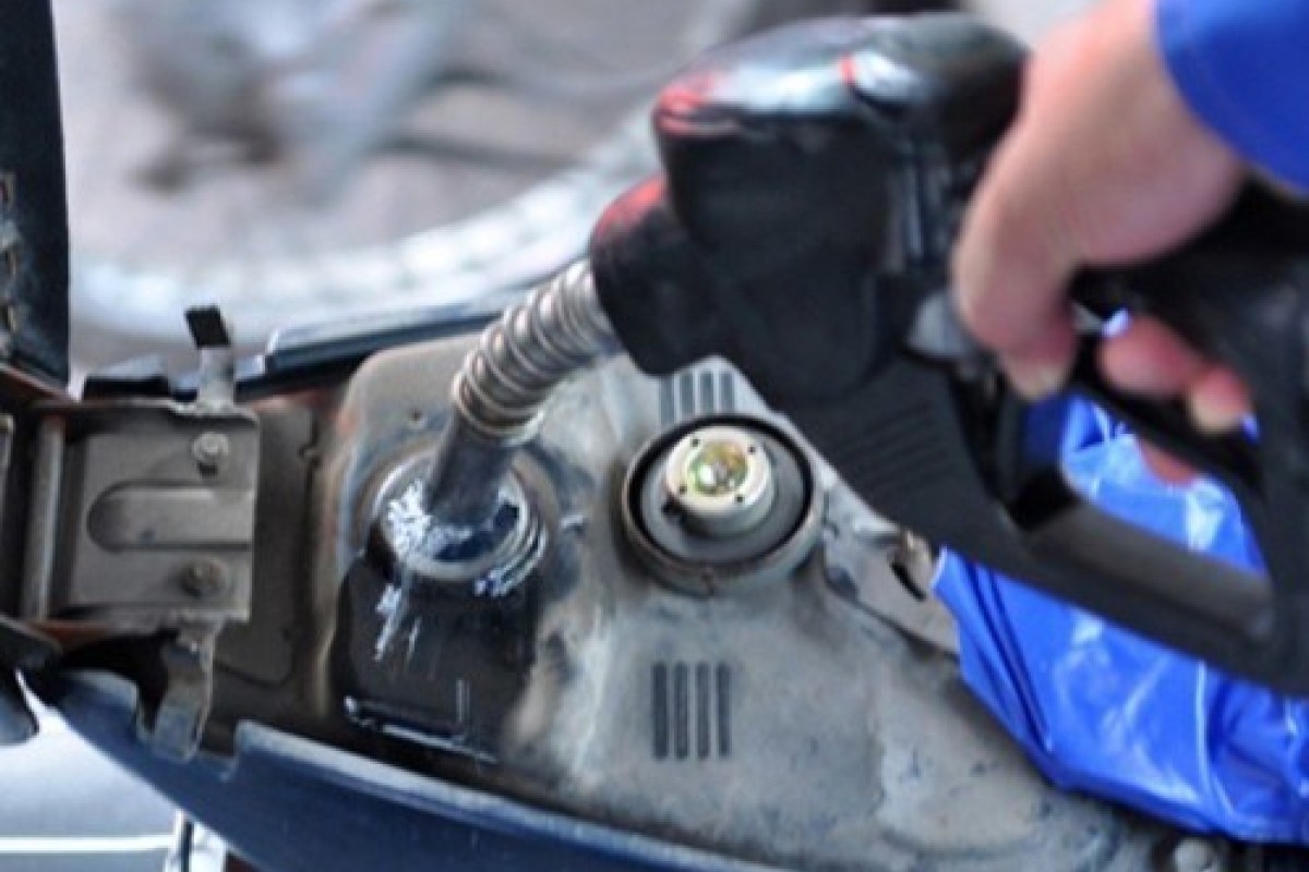 Không nên đổ xăng đầy bình: Thói quen đổ xăng đầy bình vừa gây hại cho xe vừa làm xe tốn nhiều xăng hơn. Thậm chí còn gây rò rỉ xăng dẫn đến cháy nổ. Bên cạnh đó, chúng ta nên đổ xăng vào buổi sáng khi nhiệt độ còn mát mẻ, xăng sẽ không bị bay hơi quá nhiều