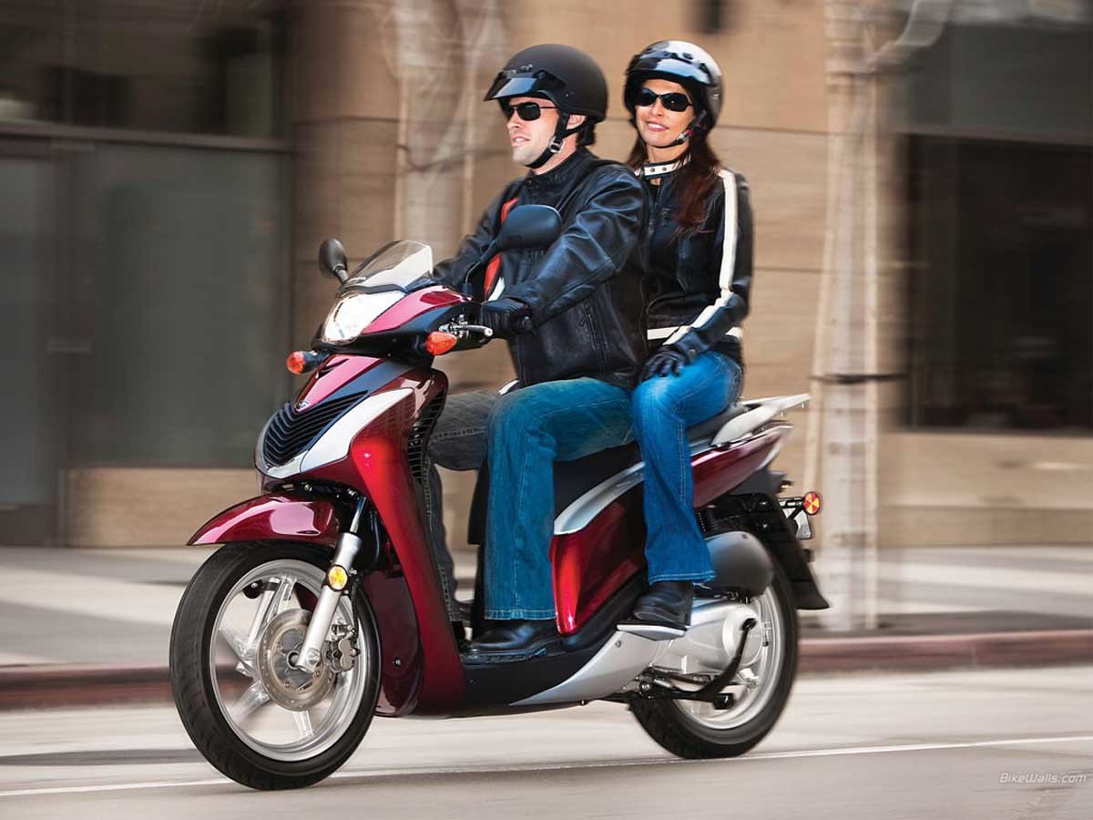 Giảm tốc từ xa: Hãy tập quan sát và giảm ga từ trước ở những tình huống cần giảm tốc như đường đông, đèn đỏ… Chiếc xe sẽ từ từ giảm tốc bằng động cơ. Khi tới gần vị trí cần dừng xe, sử dụng kết hợp cả phanh chân và phanh tay để đạt hiệu quả phanh và an toàn nhất