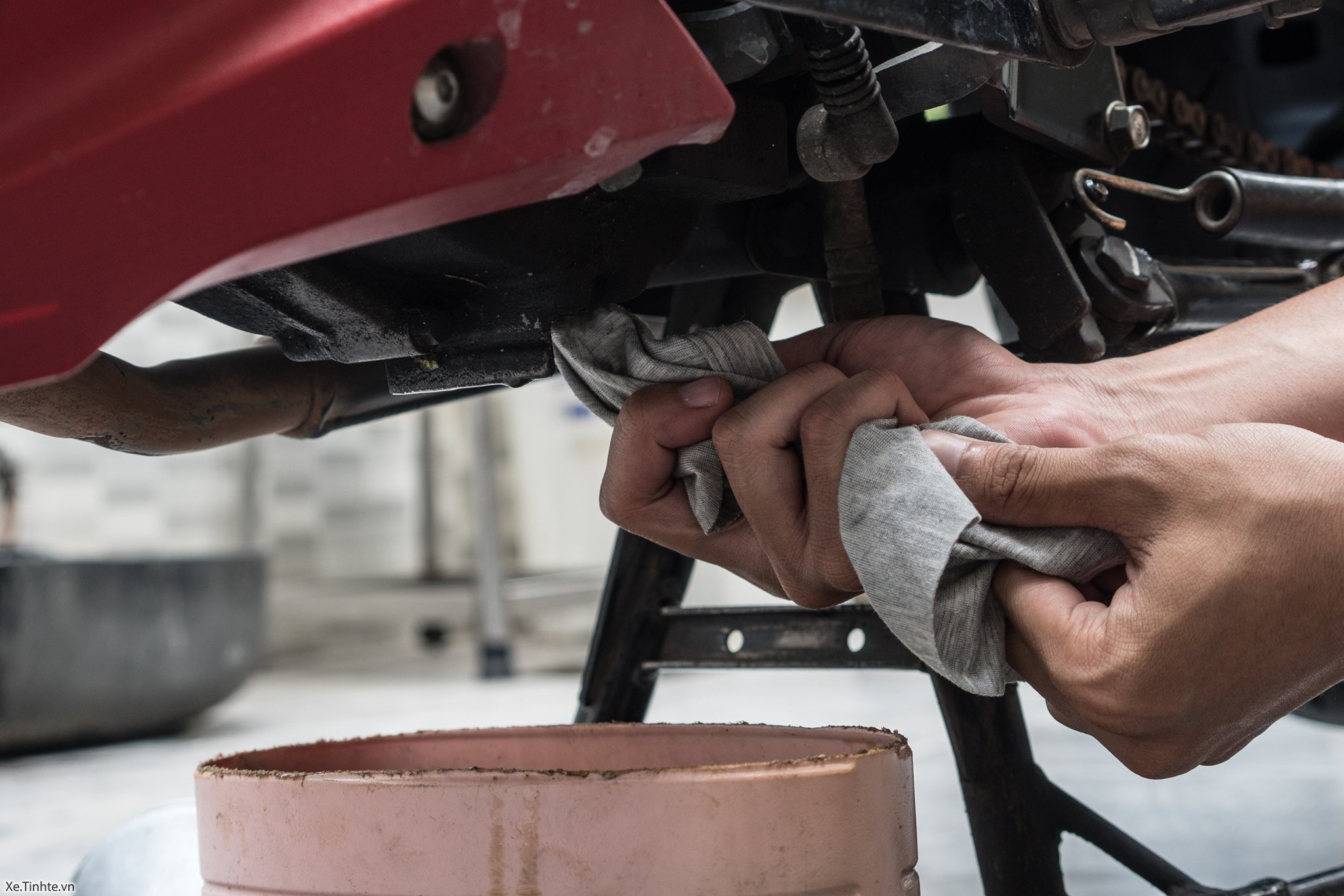 Thay nhớt xe máy định kì: Thay nhớt định kì 1.000 – 1.500 km/lần giúp động cơ hoạt động ổn định, làm mát và bảo vệ các chi tiết máy, giảm nhiên liệu tiêu thụ khi di chuyển