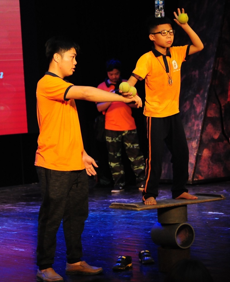 Đây là Trung tâm chuyên chăm sóc, đào tạo, phát triển kỹ năng cho những trẻ em bị tự kỷ. Các em nhỏ trong trung tâm cũng đã có màn trình diễn đặc biệt gửi tới khán giả.