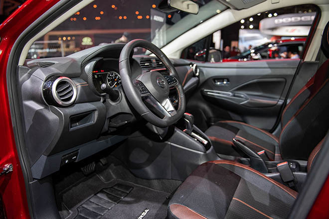 Dù thiết kế khoang nội thất của Nissan Sunny 2020 chưa thực sự gây ấn tượng mạnh với người nhìn như phần ngoại thất nhưng đây cũng được xem là một bước tiến lớn của hãng xe Nhật Bản khi áp dụng lên mẫu sedan hạng B một phong cách khá trẻ trung và hiện đại