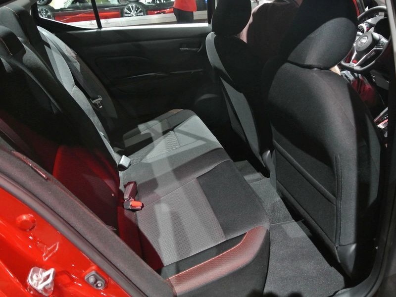 Sunny 2020 còn được trang bị nhiều option công nghệ khác như gương chiếu hậu chỉnh điện, màn hình cảm ứng, hỗ trợ kết nối điện thoại thông qua Android Auto và Apple CarPlay